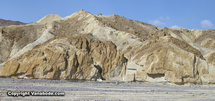 picture of twenty mule team canyon in death valley